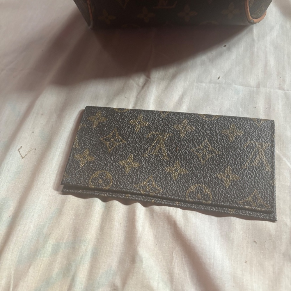Lv - Picture 4 of 4